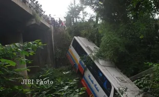 KECELAKAAN BUS: Rosalia Indah Nyungsep Sungai, Penumpang Selamat