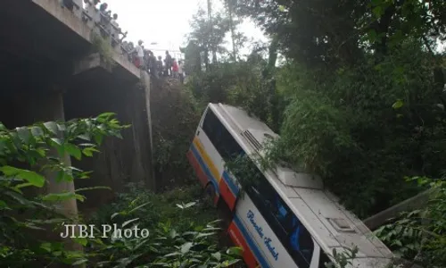 KECELAKAAN BUS: Rosalia Indah Nyungsep Sungai, Penumpang Selamat