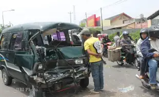 LAKA KARAMBOL: Tiga Mobil Ringsek, Tak Ada Korban Jiwa