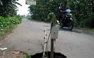 Awas, Ada Lubang di Barat Jembatan Gembiraloka