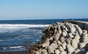 Hujan, Liburan di Pantai Glagah Tak Bergairah