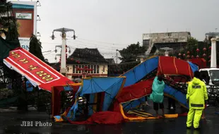  ANGIN RIBUT SOLO: Perbaikan Jaringan Listrik Butuh Waktu 5 Hari