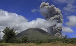 GUNUNG BERAPI : Ini Dia 10 Gunung Berapi Dengan Status di Atas Normal