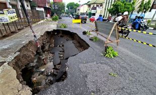   Awas, Ada lubang di Jalan Babaran 