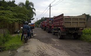 Warga Tagih Perbaikan Jalan RSUD Ngipang