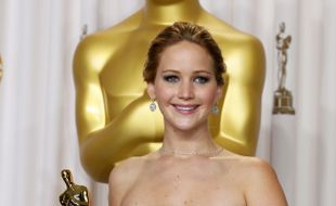 PIALA OSCAR 2013: Jennifer Lawrence Sempat Jatuh Saat Menerima Oscar