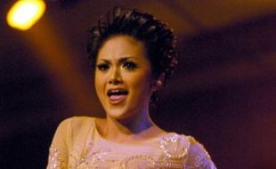 KONSER MUSIK : Krisdayanti Ajak Penggemar Nostalgia dalam Konser Traya 