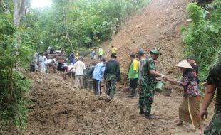 Longsor Tutup Akses Jalan di Patuk