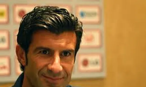 Figo Dilirik Jadi Direktur Olahraga PSG