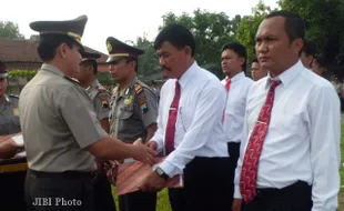   16 Anggota Satreskrim Polres Karanganyar Terima Penghargaan