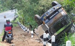 KECELAKAAN SRAGEN : Lindas Perangkat Desa, Truk Masuk Jurang