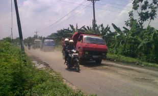 Banyak Dilintasi Truk Pasir, Jalan Juwiring-Serenan Rusak Berat