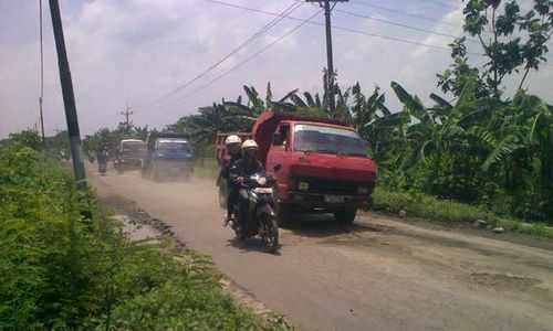 Banyak Dilintasi Truk Pasir, Jalan Juwiring-Serenan Rusak Berat