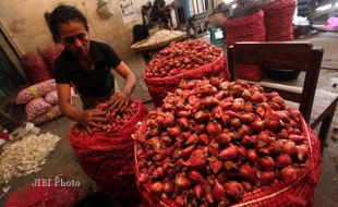 KEBUTUHAN POKOK SOLO : Terpengaruh Cuaca, Harga Bawang Fluktuatif