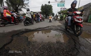 MELINTAS DI DEKAT LUBANG