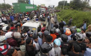 BERKERUMUN DI LOKASI PENEMUAN JENAZAH