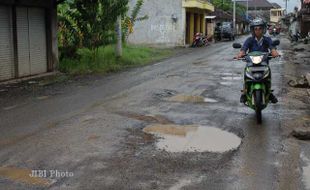 JALAN RUSAK: Baru Dua Bulan Diperbaiki, Jalan Sudah Bolong-Bolong