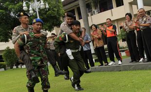 TNI Vs Polri: Sambil Gendong, Simbol Kerukunan Polisi-Tentara di Solo...