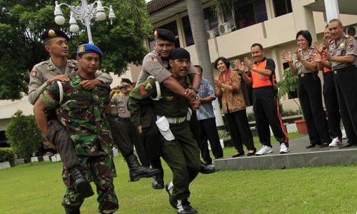 TNI Vs Polri: Sambil Gendong, Simbol Kerukunan Polisi-Tentara di Solo...