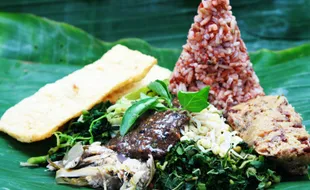 PECEL NDESO: Rela Begadang Demi Jaga Kesegaran Bahan Makanan