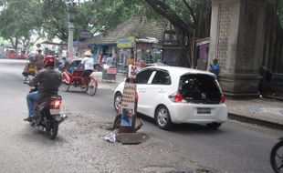 JALAN RUSAK: Sindir Jalan Rusak, Warga Pasang Poster Soeharto