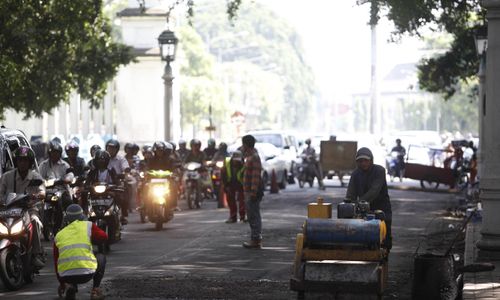 JALAN RUSAK: Akhirnya, DPU Solo Perbaiki Jalan Masuk Kawasan Keraton