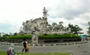 BERFOTO DI DEPAN PATUNG GATOTKACA