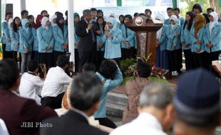 MENDIKBUD BERDISKUSI DENGAN MAHASISWA