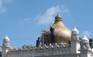 BERSIHKAN KUBAH MASJID