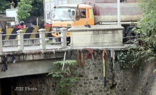 JEMBATAN KOMPLANG RETAK