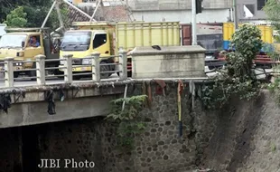 JEMBATAN RETAK: Jembatan Komplang Lama Rawan Ambruk