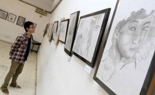 MELIHAT KARYA LUKIS SKETSA