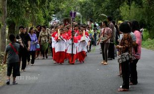 PASKAH 2015 : Dirayakan dengan Menggabungkan Unsur Agama dan Budaya