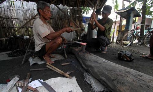 MENEMPA LEMPENGAN BESI