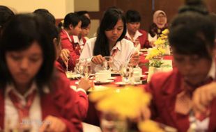 PELATIHAN TABLE MANNER