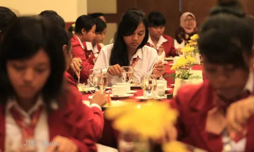 HOTEL DI JOGJA  : Mahasiswa UAD Belajar Table Manner di Hotel Horison