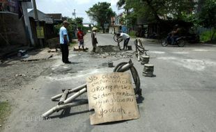 TAMBAL LUBANG JALAN