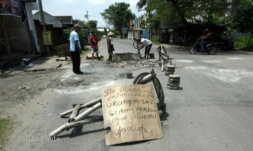 TAMBAL LUBANG JALAN