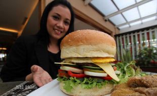 Burger Raksasa 2 Kg di Ibis Hotel Solo, Mau Coba?