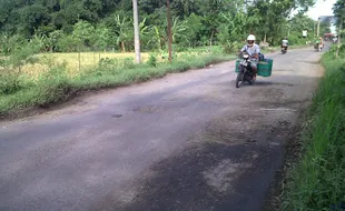 JALAN RUSAK: Baru 4 Bulan Diperbaiki, Jalan Palur-Tasikmadu Kembali Rusak Parah