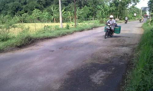 JALAN RUSAK: Baru 4 Bulan Diperbaiki, Jalan Palur-Tasikmadu Kembali Rusak Parah