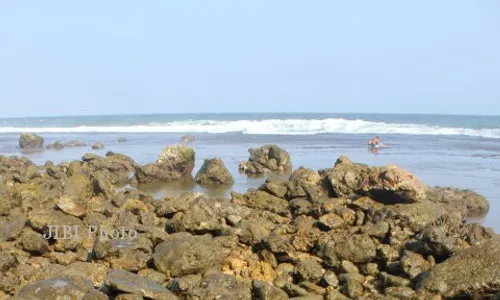  Nelayan Pertanyakan Kepastian Pengerukan Batu Pantai Waru