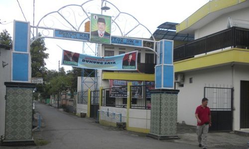 PILKADES KARANGANYARL Rumah Kader Cakades Gajahan Ditaburi Bunga Tabor