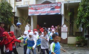  Siswa SD Muhammadiyah PK Kota Barat Ikuti Simulasi Penanggulangan Bencana