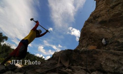 Batu Besar 100 Ton Tutup Jalan Lintas Sumatra