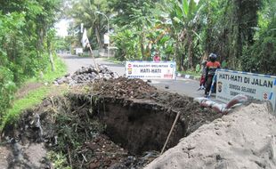 Tak Kuat Menanjak, Truk Pasir Masuk Jurang