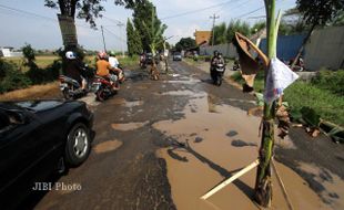  WARGA PROTES JALAN RUSAK