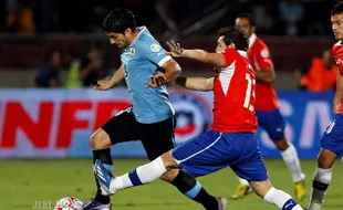 Terekam Kamera Memukul Wajah Pemain Chile, Suarez Terancam Sanksi