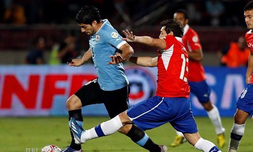 Inilah Rekaman Video Suarez Pukul Wajah Pemain Chile