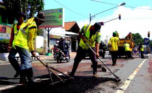 JALAN RUSAK: DPU Sragen Prioritaskan Perawatan Jalan Perbatasan dan Jalan Antarkecamatan